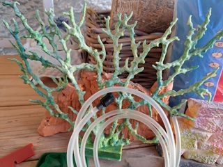 Accesorios para acuario: red y decoración