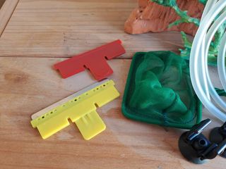 Accesorios para acuario: red y decoración