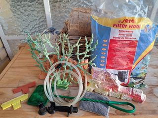 Accesorios para acuario: red y decoración