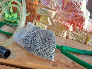 Accesorios para acuario: red y decoración