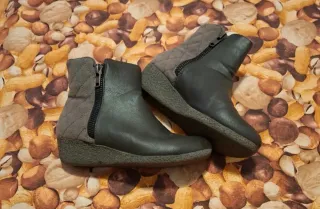 Botines negros y grises con cremallera