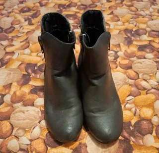 Botines negros y grises con cremallera