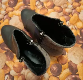 Botines negros y grises con cremallera