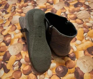 Botines negros y grises con cremallera