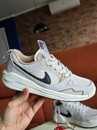 Jordan Sneakers Bege/Cinza