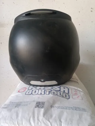 Casco de moto negro con visera
