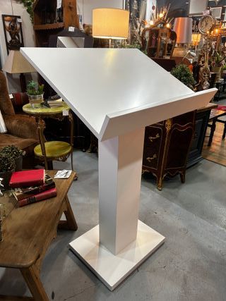 Atril moderno de madera lacada en blanco