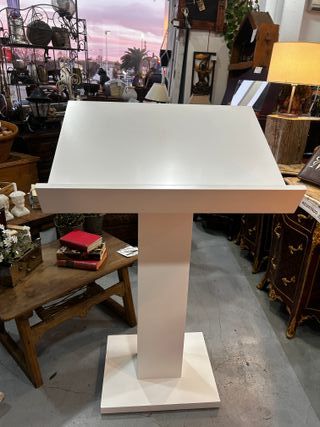 Atril moderno de madera lacada en blanco