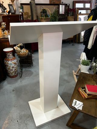 Atril moderno de madera lacada en blanco