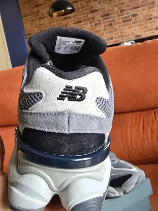 Tênis New Balance 9060 Cinza e Preto