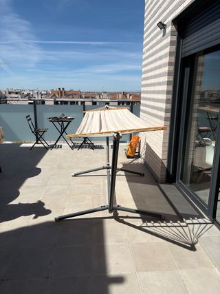 Hamaca de tela y metal beige. En buen estado