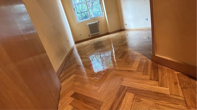 Acuchillado y barnizado de suelos de madera