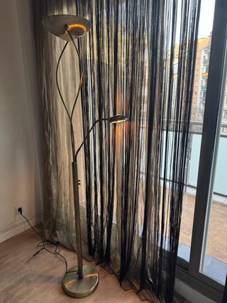 Lámpara de pie dorada lectura y ambiente