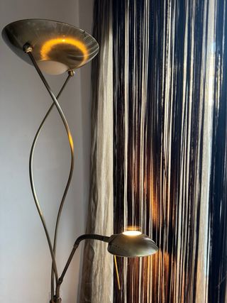 Lámpara de pie dorada lectura y ambiente