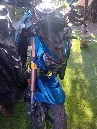 Moto 125cc Naked Azul y Negra