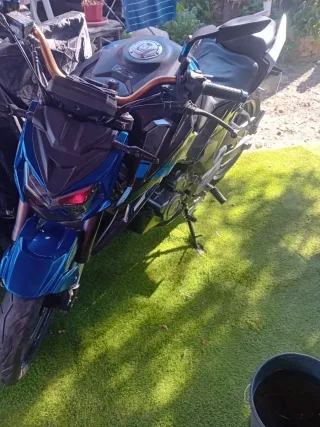 Moto 125cc Naked Azul y Negra