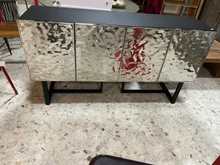 Aparador metálico plateado con puertas