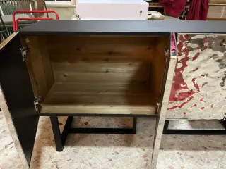 Aparador metálico plateado con puertas