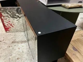 Aparador metálico plateado con puertas