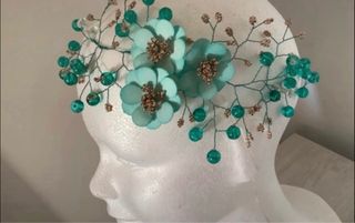 Tocado de flores y perlas para eventos