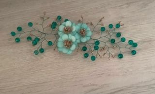 Tocado de flores y perlas para eventos