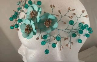 Tocado de flores y perlas para eventos