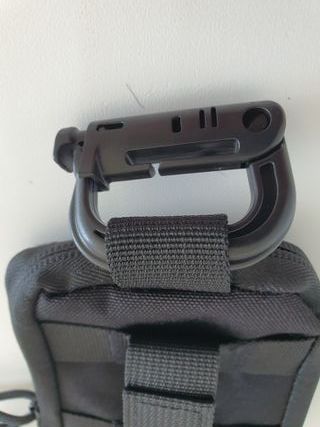 Funda molle para cinturón con mosquetón 13x10x2 cm