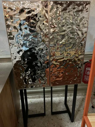 Buffet metal acero plateado diseño moderno