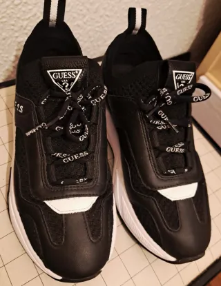 Zapatillas Guess Negras y Blancas