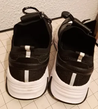 Zapatillas Guess Negras y Blancas