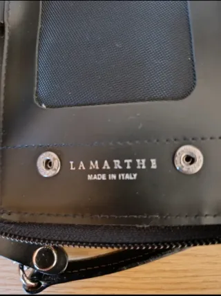 Bolso negro con correa