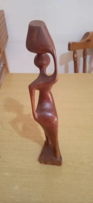 Statuetta decorativa in legno