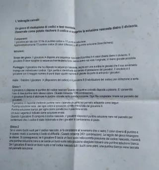 Gioco da tavolo in legno con pedine colorate