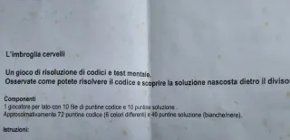 Gioco da tavolo in legno con pedine colorate