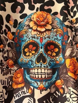 Abrigo sin estrenar oversize calaveras y flores
