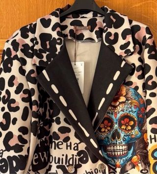 Abrigo sin estrenar oversize calaveras y flores