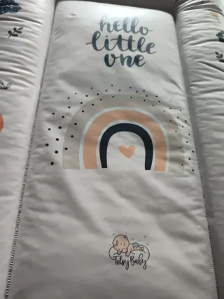 Cambiador bebé con diseño de arcoíris