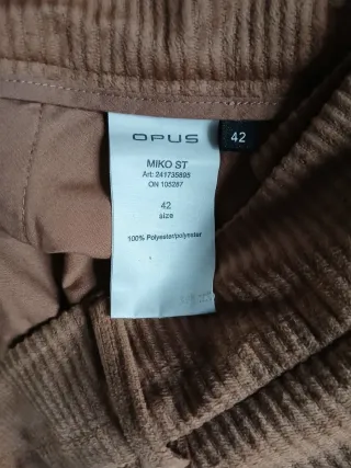 Pantalón de pana suave color marrón camel