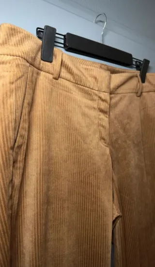 Pantalón de pana suave color marrón camel