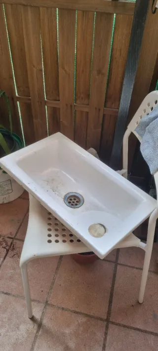 Pila de lavabo pequeña blanca