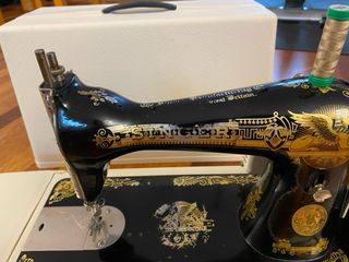 Máquina de coser Singer antigua con motor