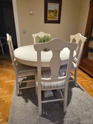 Mesa redonda extensible y 4 sillas tapizadas.