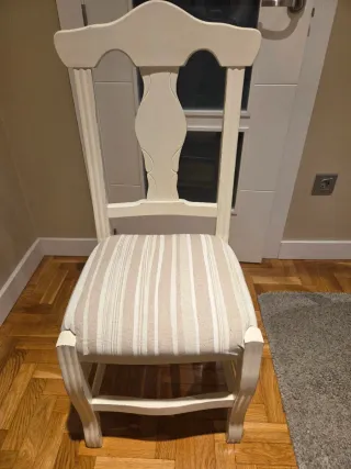 Mesa redonda extensible y 4 sillas tapizadas.