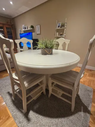 Mesa redonda extensible y 4 sillas tapizadas.