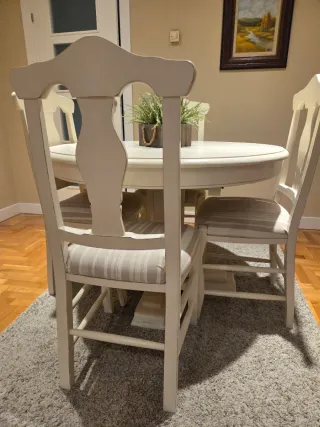 Mesa redonda extensible y 4 sillas tapizadas.