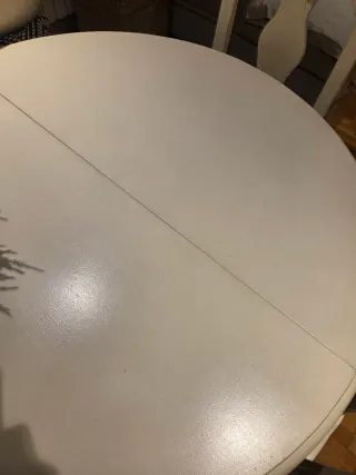 Mesa redonda extensible y 4 sillas tapizadas.