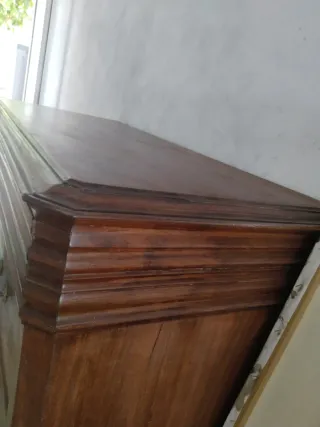 Cómoda de madera marrón