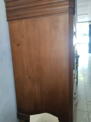 Cómoda de madera marrón