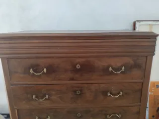 Cómoda de madera marrón