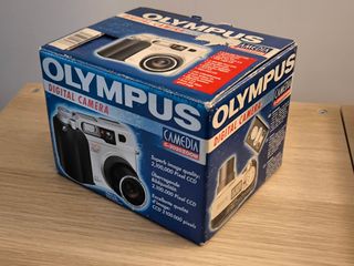 Olympus Camedia C-2020 Z + caja original + extras